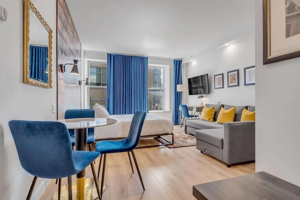 Initial / Harry / Quebec+Stat Apartment