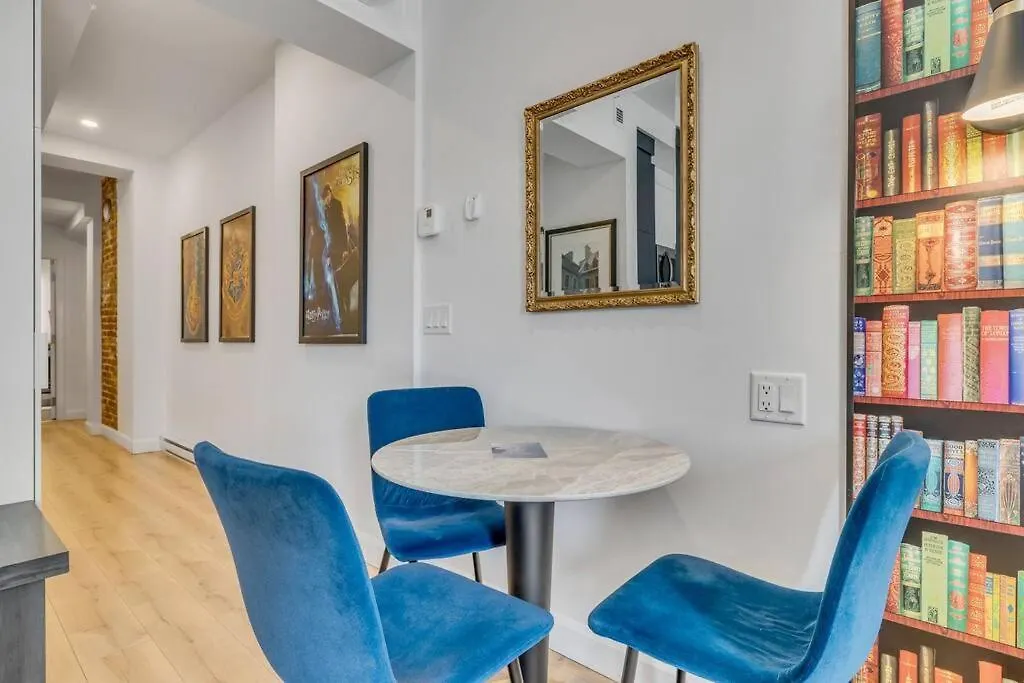 Initial / Harry / Quebec+Stat Apartment Canada