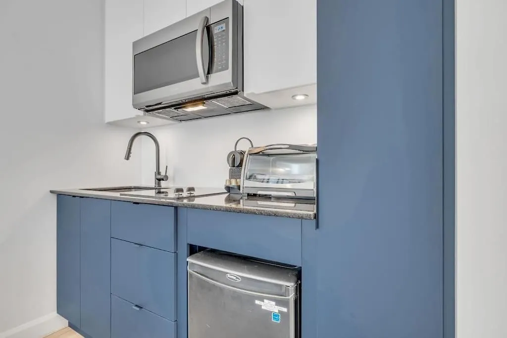 Initial / Harry / Quebec+Stat Apartment