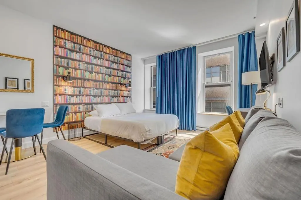 Initial / Harry / Quebec+Stat Apartment