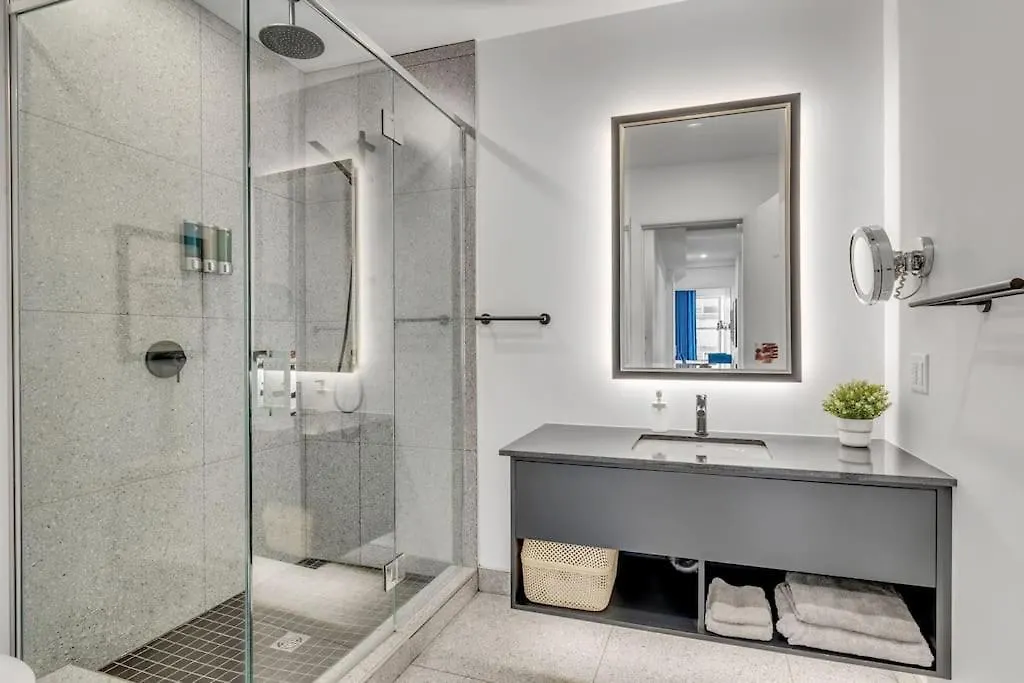 Initial / Harry / Quebec+Stat Apartment Canada